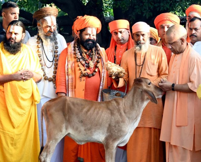 CM Yogi Adityanath Listens to Public Grievances at Gorakhnath Temple 'Janta Darshan', Inspects Goshala