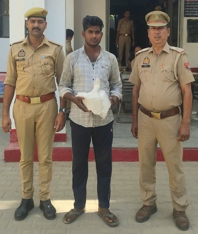 Mathura Police Crack Down on Illicit Liquor Trade; 27-Year-Old Youth Arrested with 22 Country Liquor Pouches