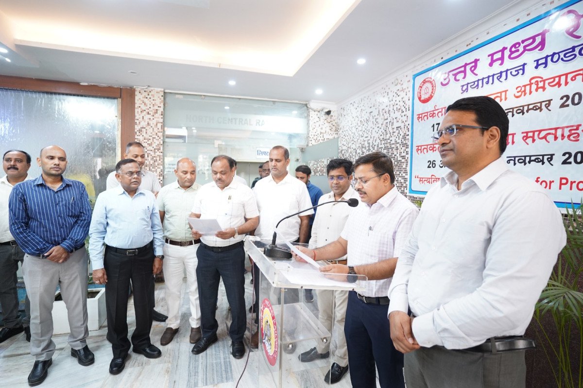 Prayagraj Division Commences Vigilance Awareness Week with Pledge Against Corruption