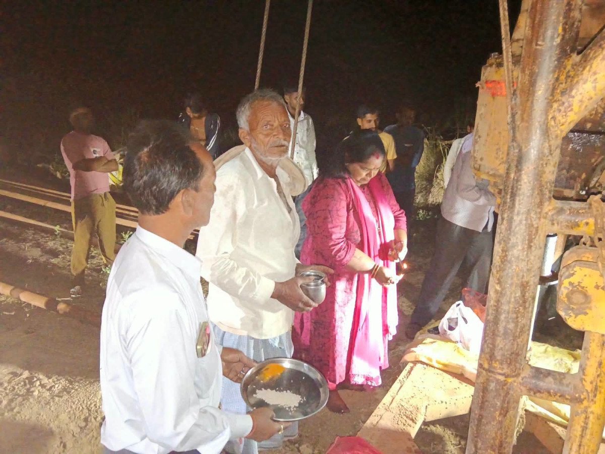 Ghatampur MLA Saroj Kureel Performs Puja for Re-Bore Tubewell Project in Sardepur to Resolve Drinking Water Issues