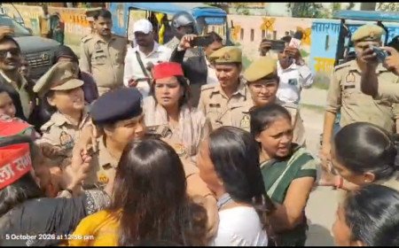 Samajwadi Party Workers Burn Chief Election Commissioner's Effigy in Kaushambi; Clashes Erupt with Police