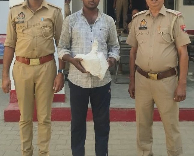 Mathura Police Crack Down on Illicit Liquor Trade; 27-Year-Old Youth Arrested with 22 Country Liquor Pouches